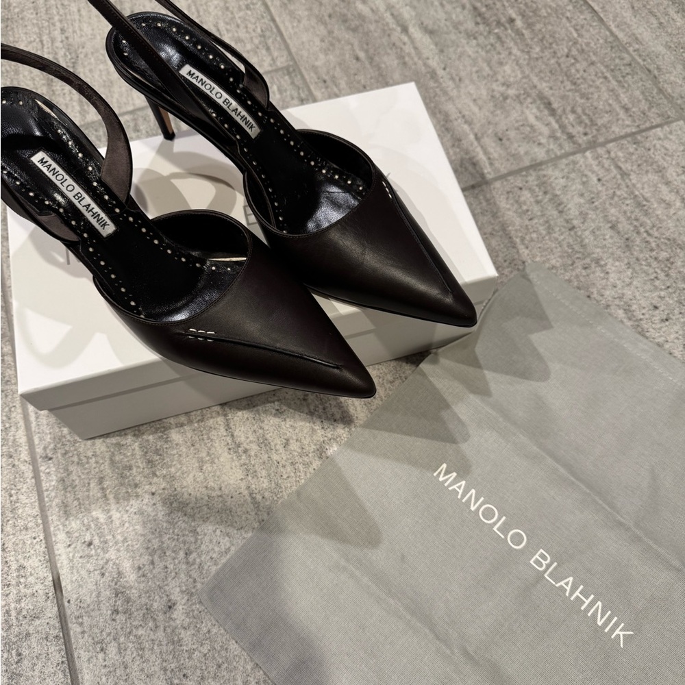 Worn Twice Manolo Blahnik brown kitten heels. Bought for 600+